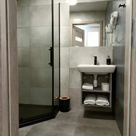 珀莫斯基酒店 3*